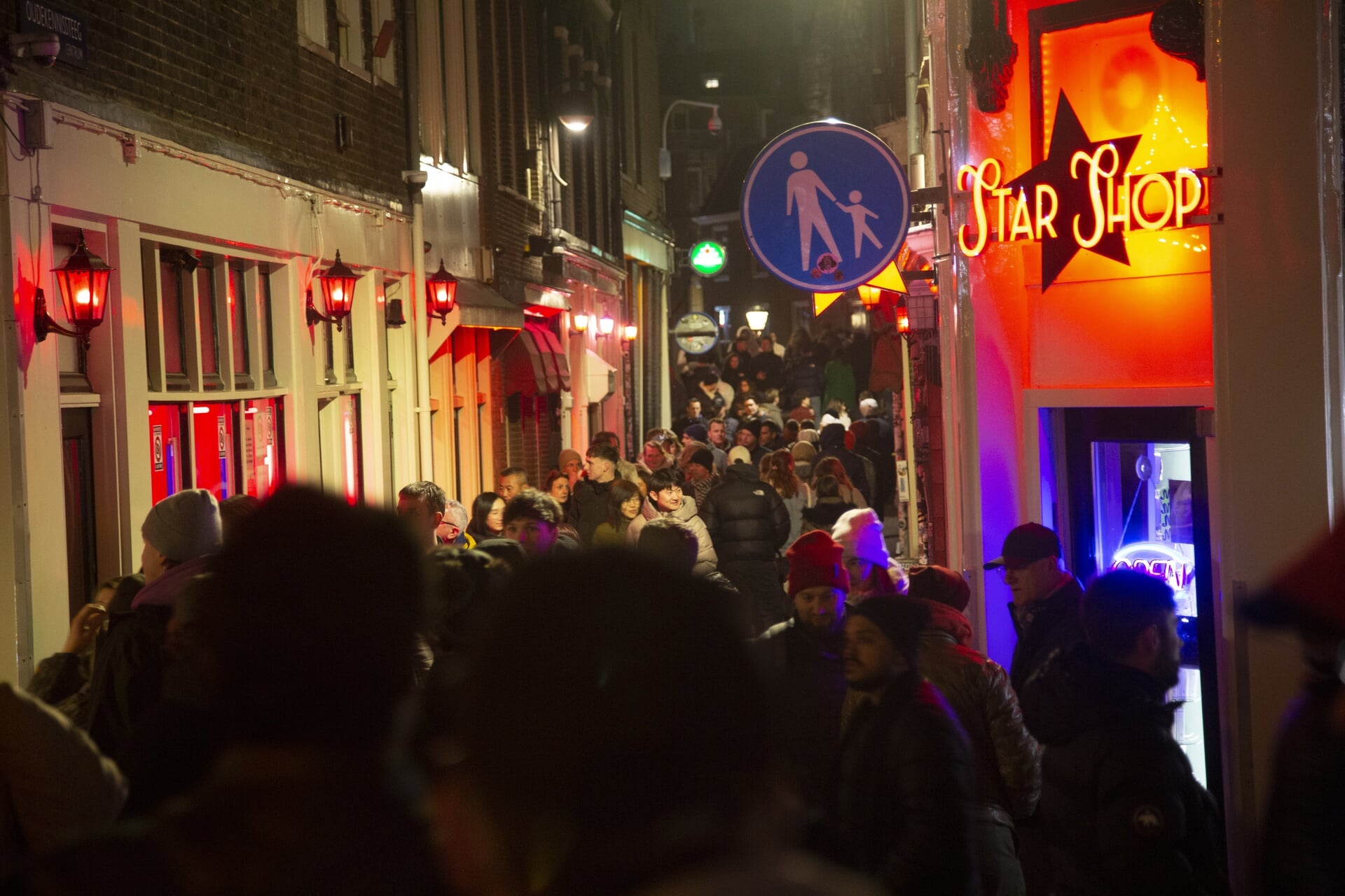 De Wallen in Amsterdam. Landelijk neemt het aantal prostitutieramen af, maar tegelijk groeien de zorgen over misstanden.