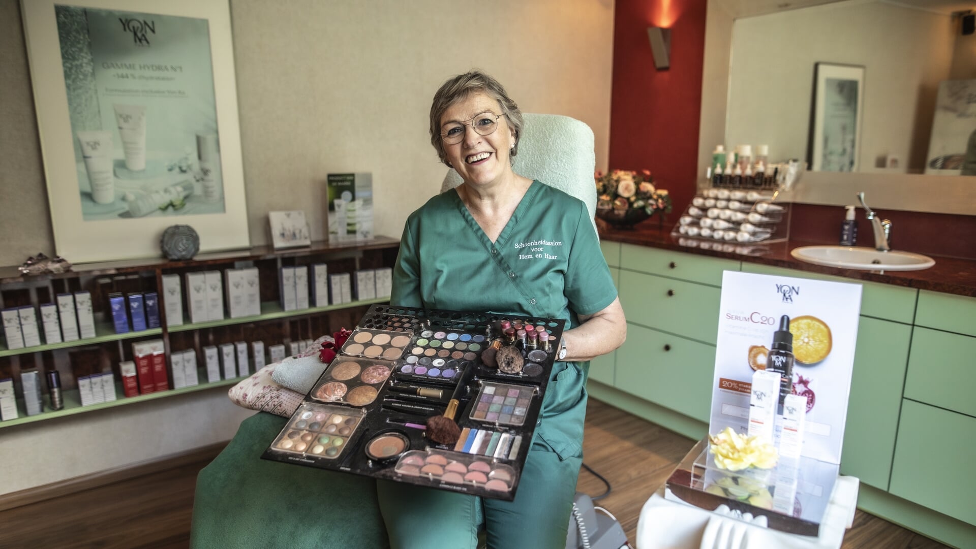 Marry werd vroeger gepest door haar acne. Nu is het haar missie mensen met uiterlijke onzekerheden te helpen.