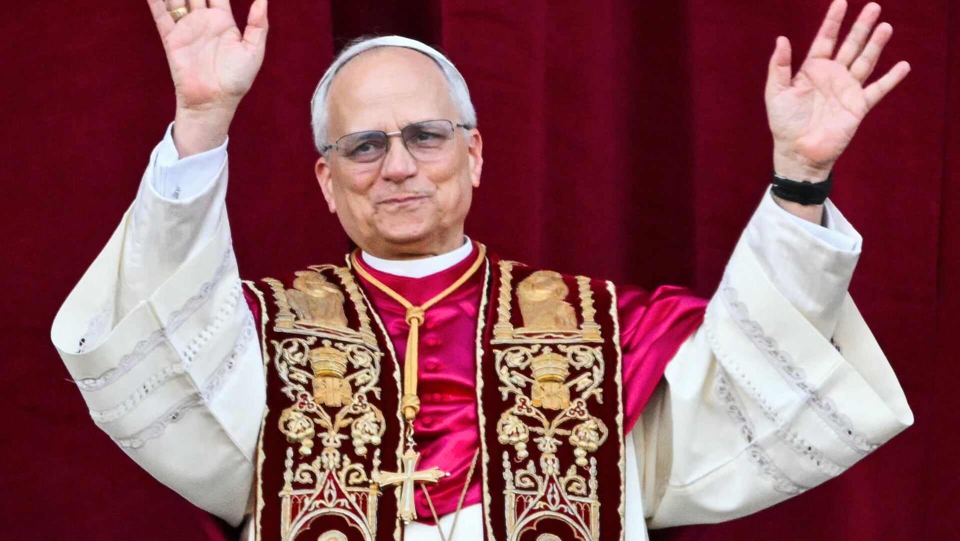 Paus Leo XIV toonde zich vlak na zijn verkiezing tot 266e opvolger van Petrus op het balkon van de Sint-Pietersbasiliek aan de stad Rome en de wereld.