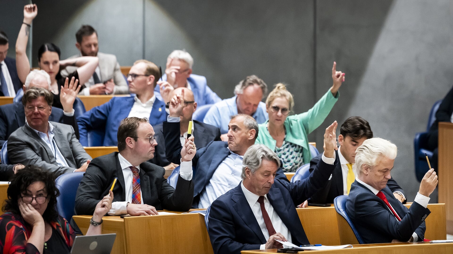 De Kamerfractie van de PVV tijdens de wekelijkse stemmingen. Het voorstel voor de Asielnoodmaatregelenwet van oud-minister Faber werd dinsdag aangescherpt.