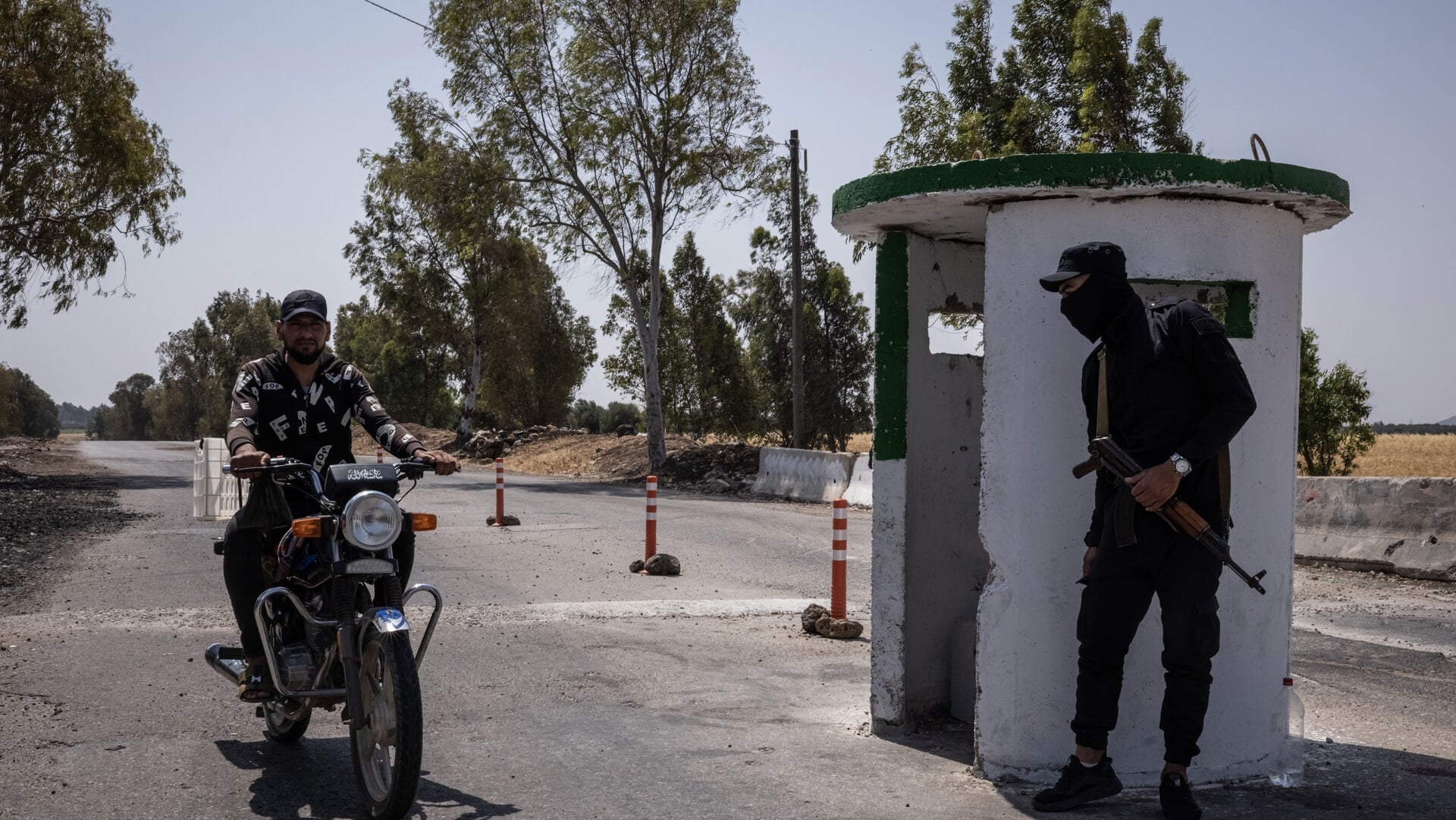 Een Israëlische soldaat houdt de wacht bij een checkpoint op de Golanhoogte in Syrië.