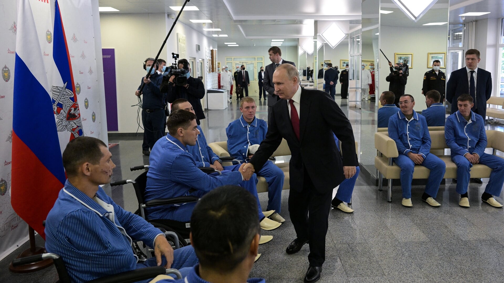 De Russische president Vladimir Poetin met een aantal gewonde militairen in het Vishnevsky-militair hospitaal, twee jaar geleden.