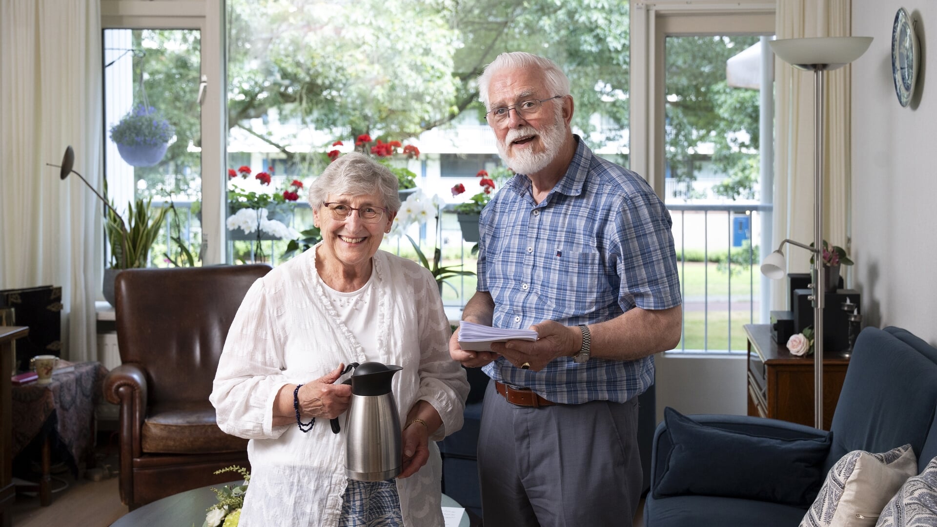 Dominee Wim van den Brink plakt aankondigingen en deelt de liturgie uit, zijn vrouw Toos schenkt na afloop koffie.