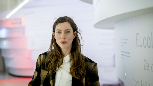 Hanna Bervoets schrijft over de giftige cocktail van apps waarin beleggen en social media samengaan