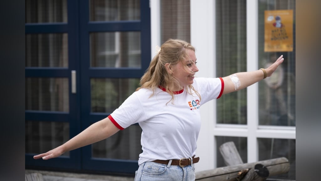'Eerst gaan we lekker dansen', roept Nicole Sikkema tijdens de spelweek voor kinderen van haar kerk. 