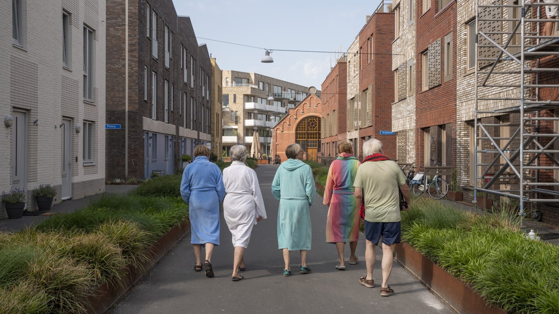 Bewoners van Ebbingehof in Groningen zetten koers naar het Oosterhamrikkanaal om gezamenlijk te zwemmen.