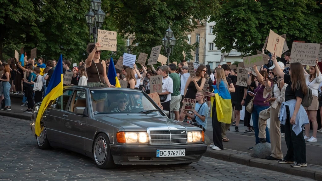 Oekraïners protesteren in Lviv tegen een nieuwe wet waarmee president Zelensky zijn greep op twee anticorruptiediensten vergroot.