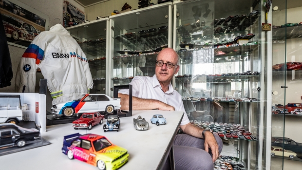 Ooit waren modelauto’s vrijwel identiek, maar nu heeft verzamelaar Paul zelfs pausmobielen