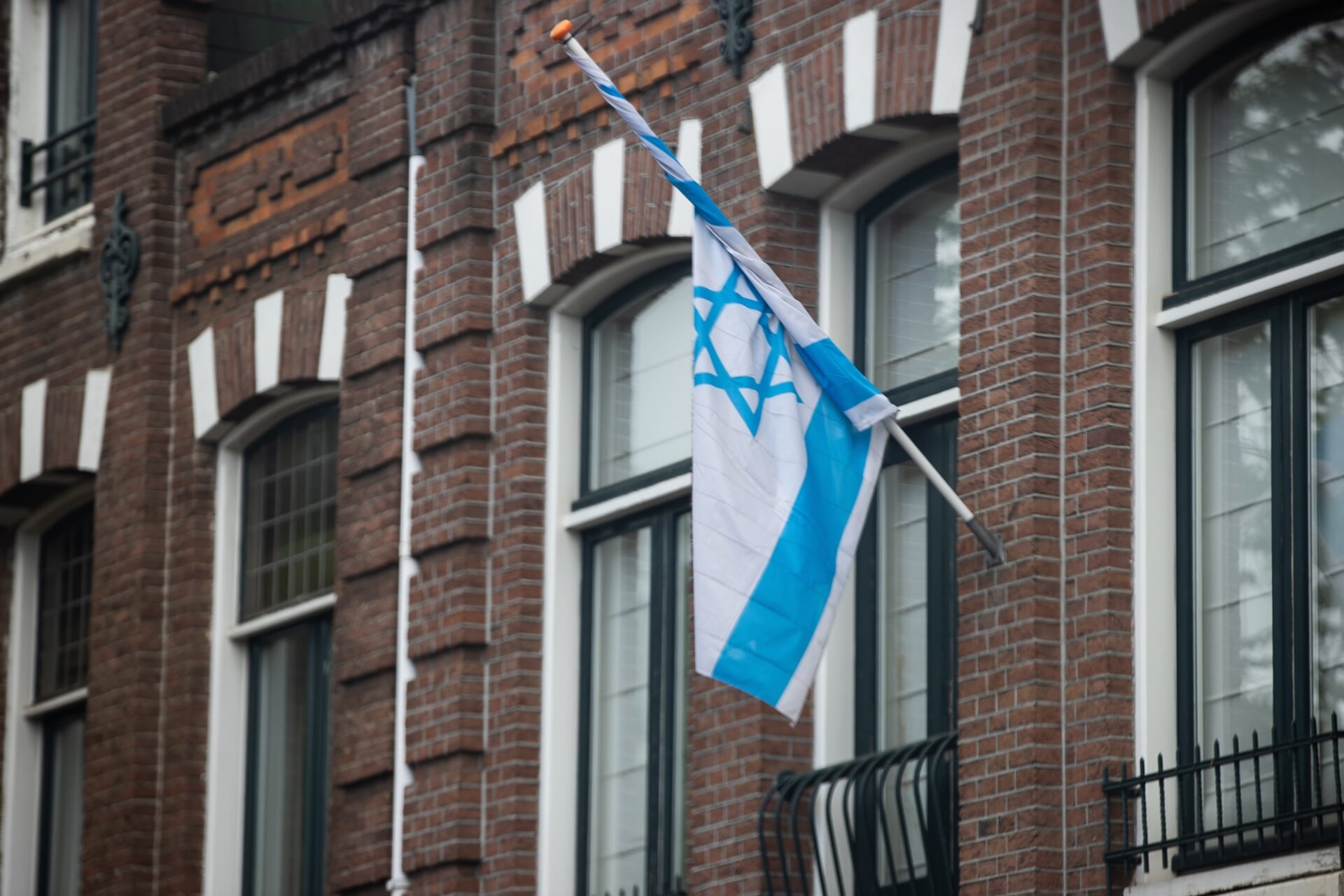 In Amsterdam heeft een bewoner de Israëlische vlag uitgehangen als steunbetuiging voor de Joodse bevolking, mei 2025.
