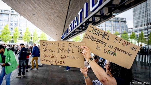 Honderden mensen voeren actie voor Gaza op treinstations