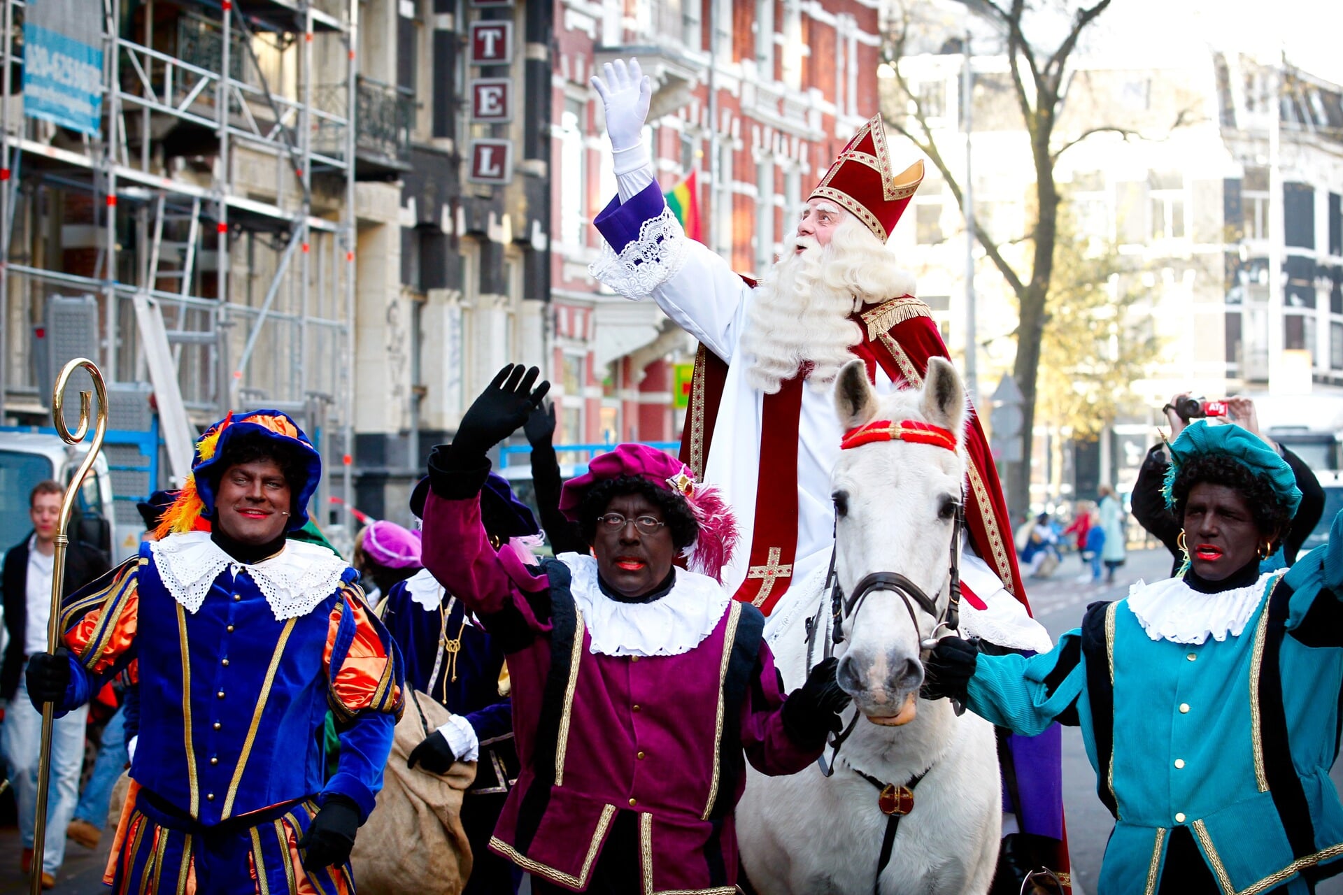 Sinterklaas komt op zijn paard Amerigo naar de première van de film Bennie Stout in 2011.