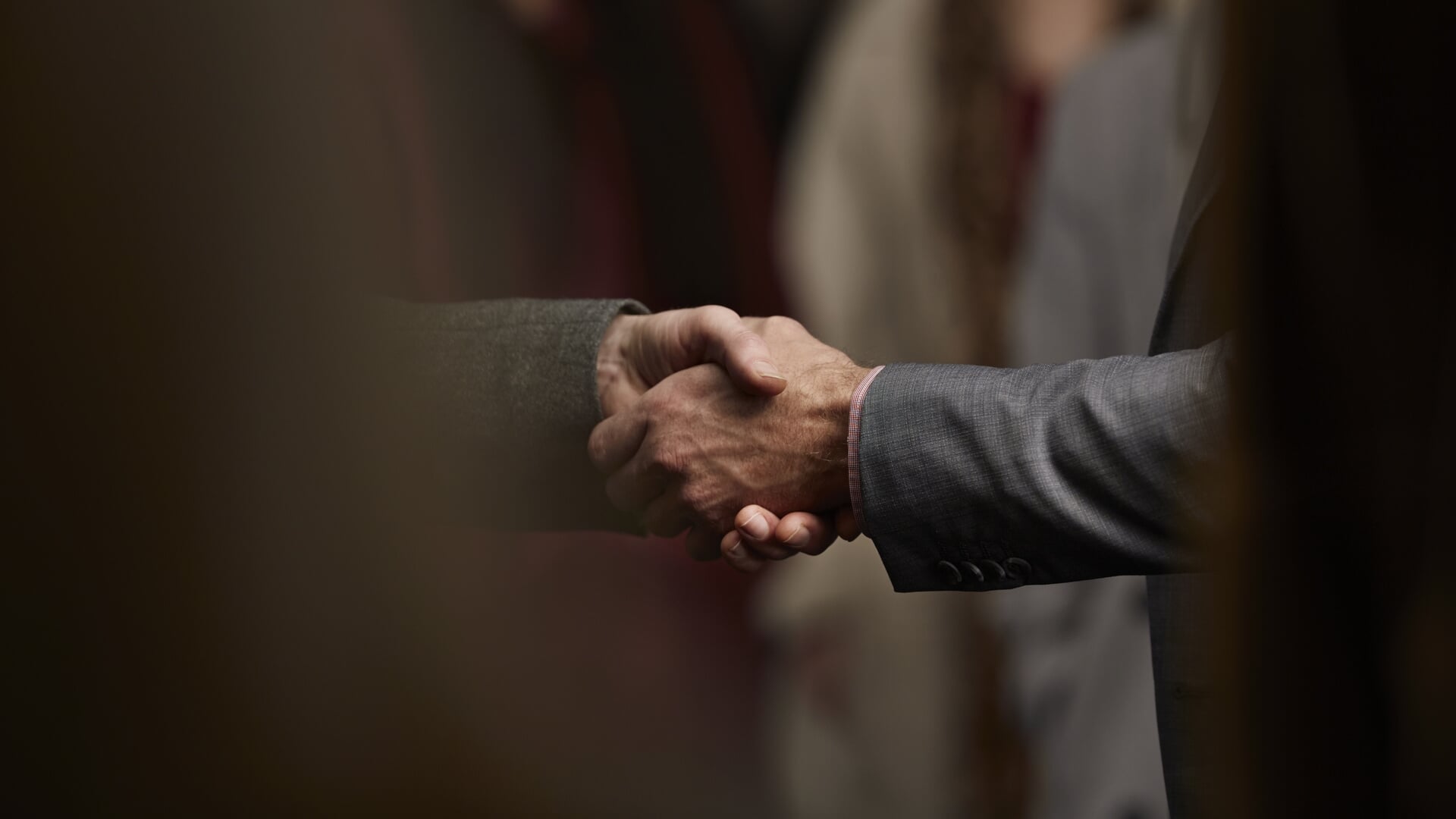 'Wie zich nog afvroeg hoe een handdruk zwaarder kan wegen dan de vrede van Christus, krijgt in Driedorp een levend antwoord.'