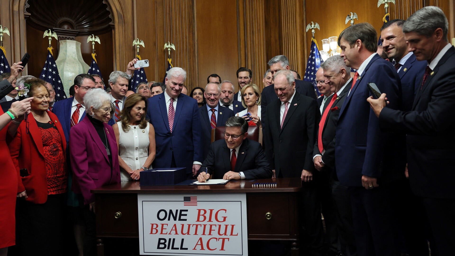 Kamervoorzitter Mike Johnson ondertekent de 'Big Beautiful Bill Act'.