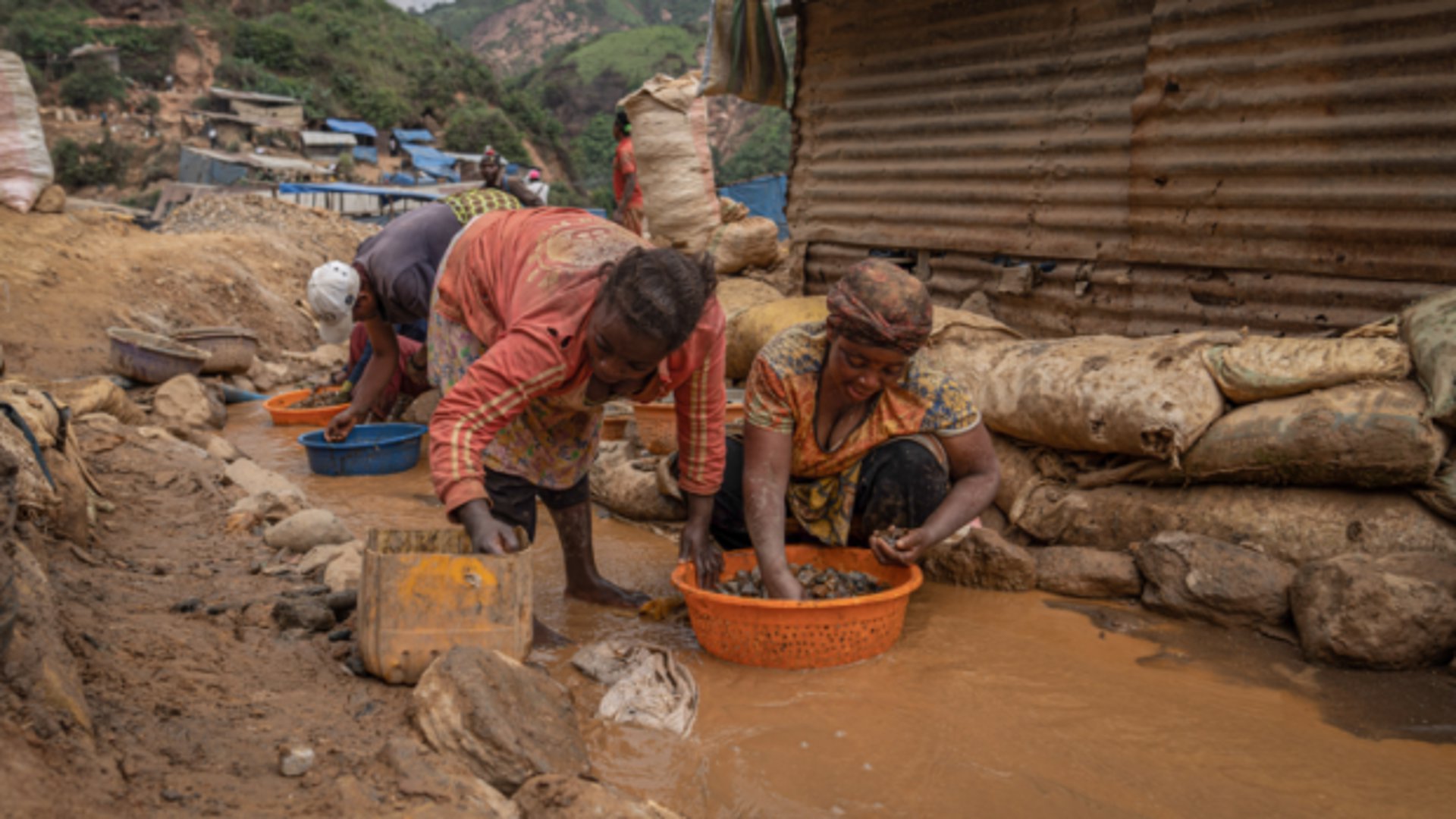 Deze Congolese vrouwen delven grondstoffen uit diepe kuilen in de grond, om zo een paar dollar per dag te verdienen.
