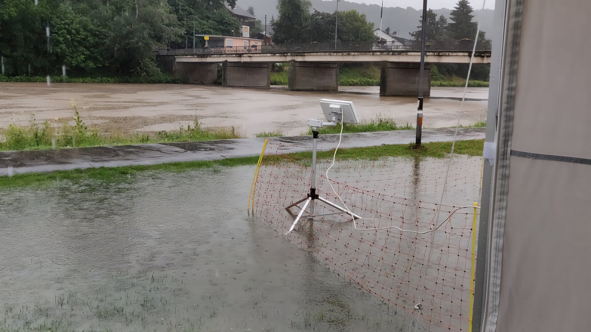Beeld van de stijgende rivier en ondergelopen camping in Rosport in Luxemburg in juli 2021.