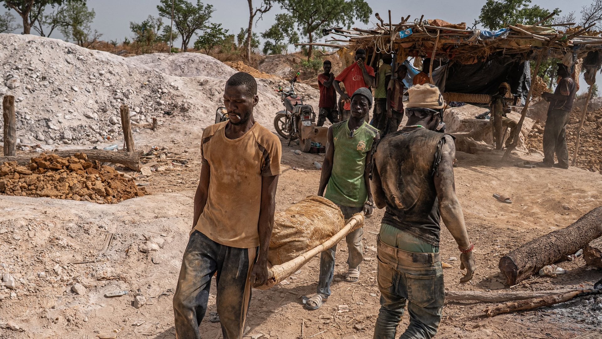Gouddelvers in Senegal. De goudvondsten trekken zowel gelukszoekers aan als internationale bedrijven.