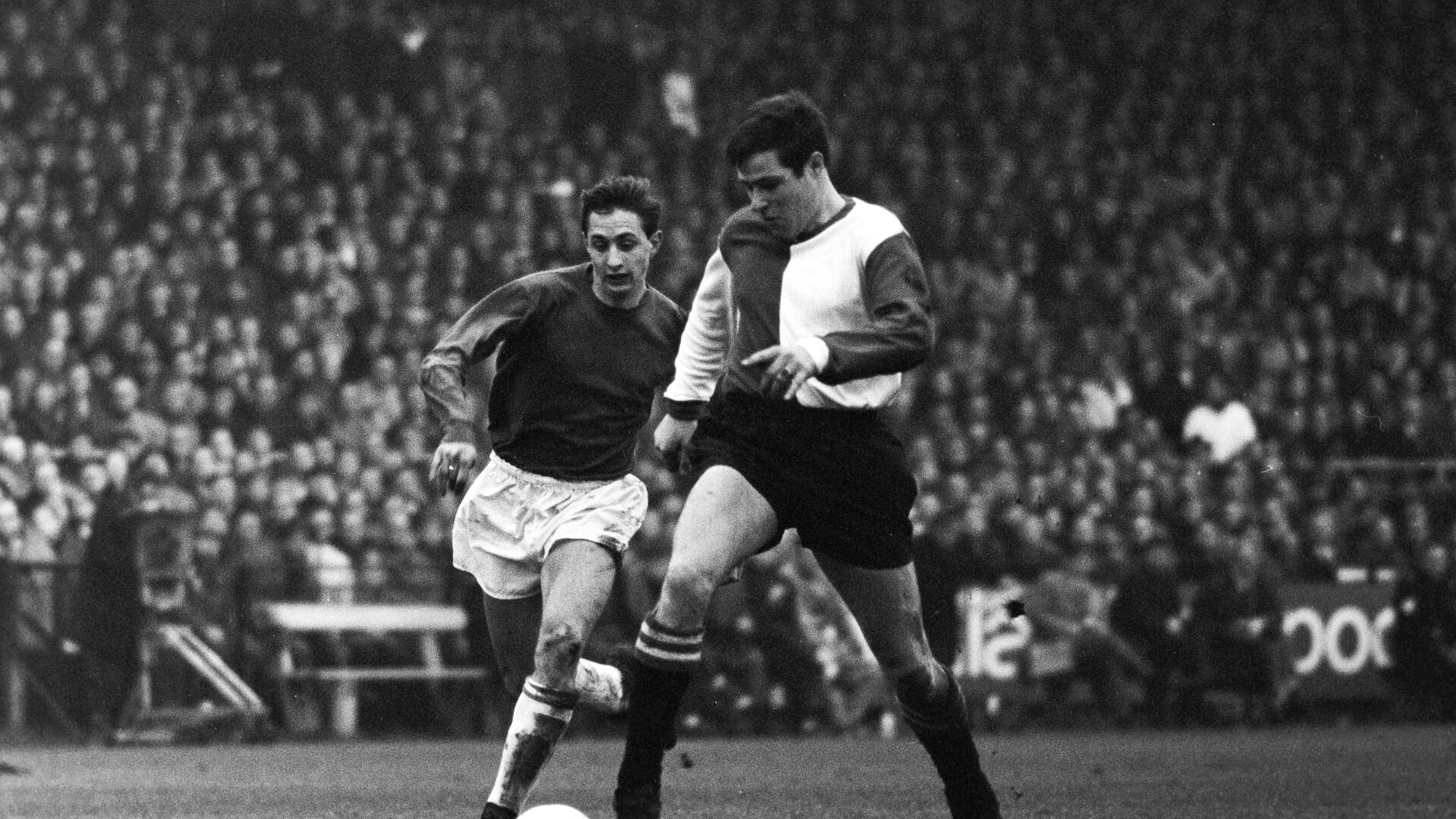 Rinus Israel (rechts) in 1966 in duel met Johan Cruijff tijdens Ajax - Feyenoord.