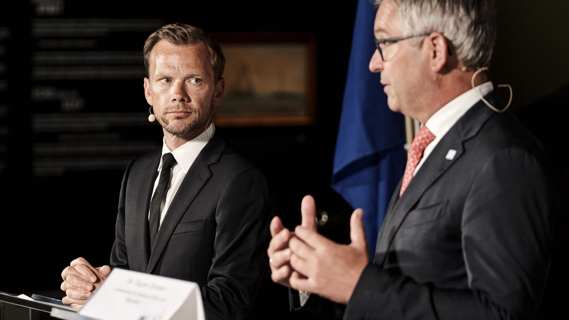 De Deense justitieminister Peter Hummelgaard (links) en Europees Commissaris Magnus Brunner.