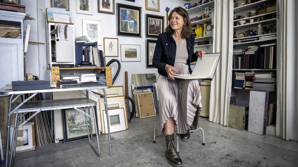 Margrite Kalverboer bekijkt schetsen in het atelier van Flip Gaasendam.