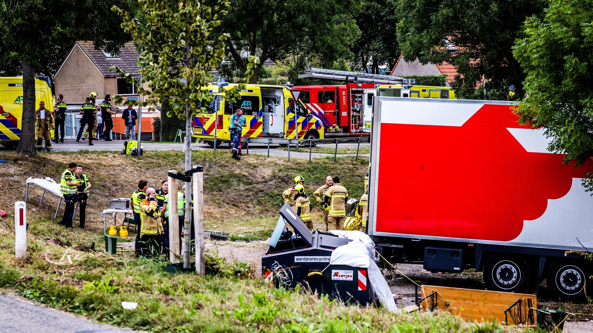 Hulpverleners op de plek in het Zuid-Hollandse Nieuw-Beijerland waar een vrachtauto van de dijk is gereden. Er overleden zeven mensen.
