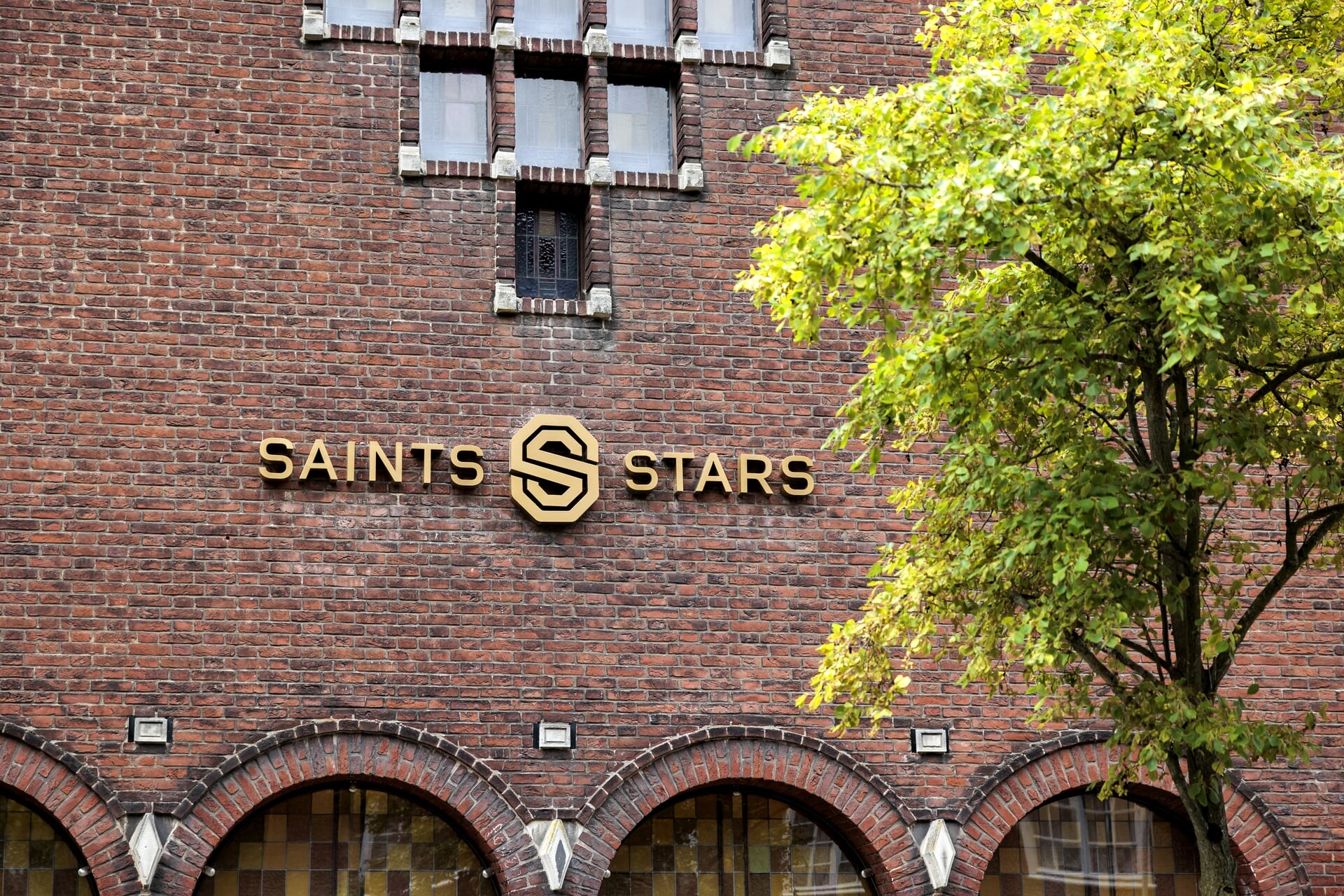 Onlangs werd bekend dat Filipijnse en Indonesische schoonmakers onder schrijnende omstandigheden werken in de Amsterdamse sportschoolketen Saints & Stars.