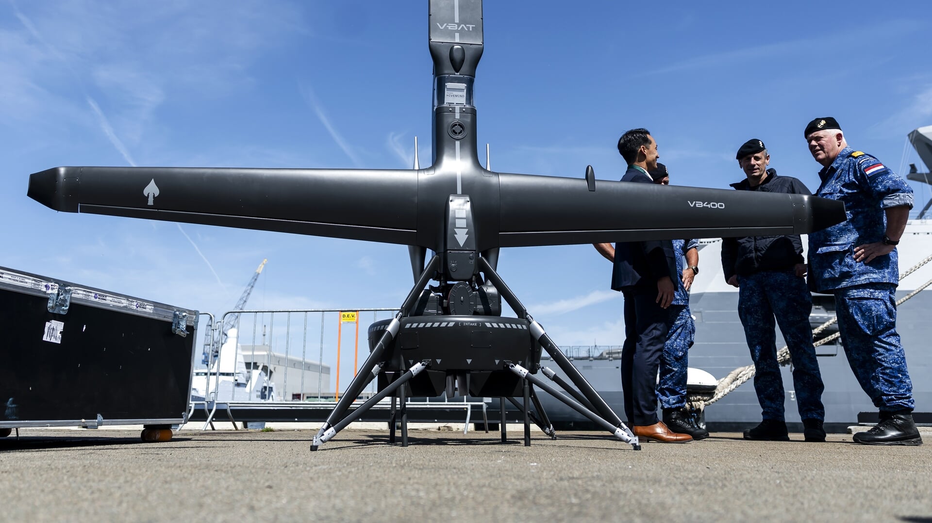 Een vliegende drone van de marine. De uitgaven aan defensie gaan fors omhoog.