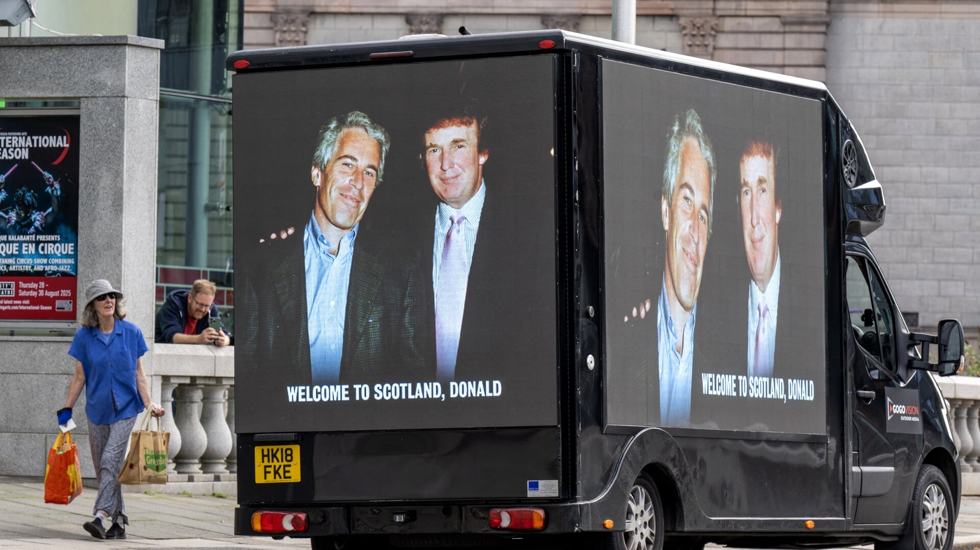 'Welkom in Schotland, Donald' staat er op Schots busje. De Epstein-affaire blijft Trump achtervolgen.