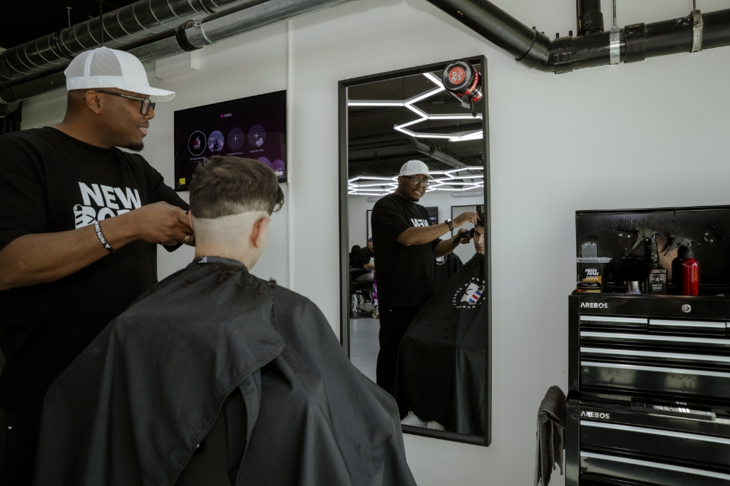 In deze christelijke barbershop wordt over het geloof gesproken: ‘Ik voel dat de Heer hier is’