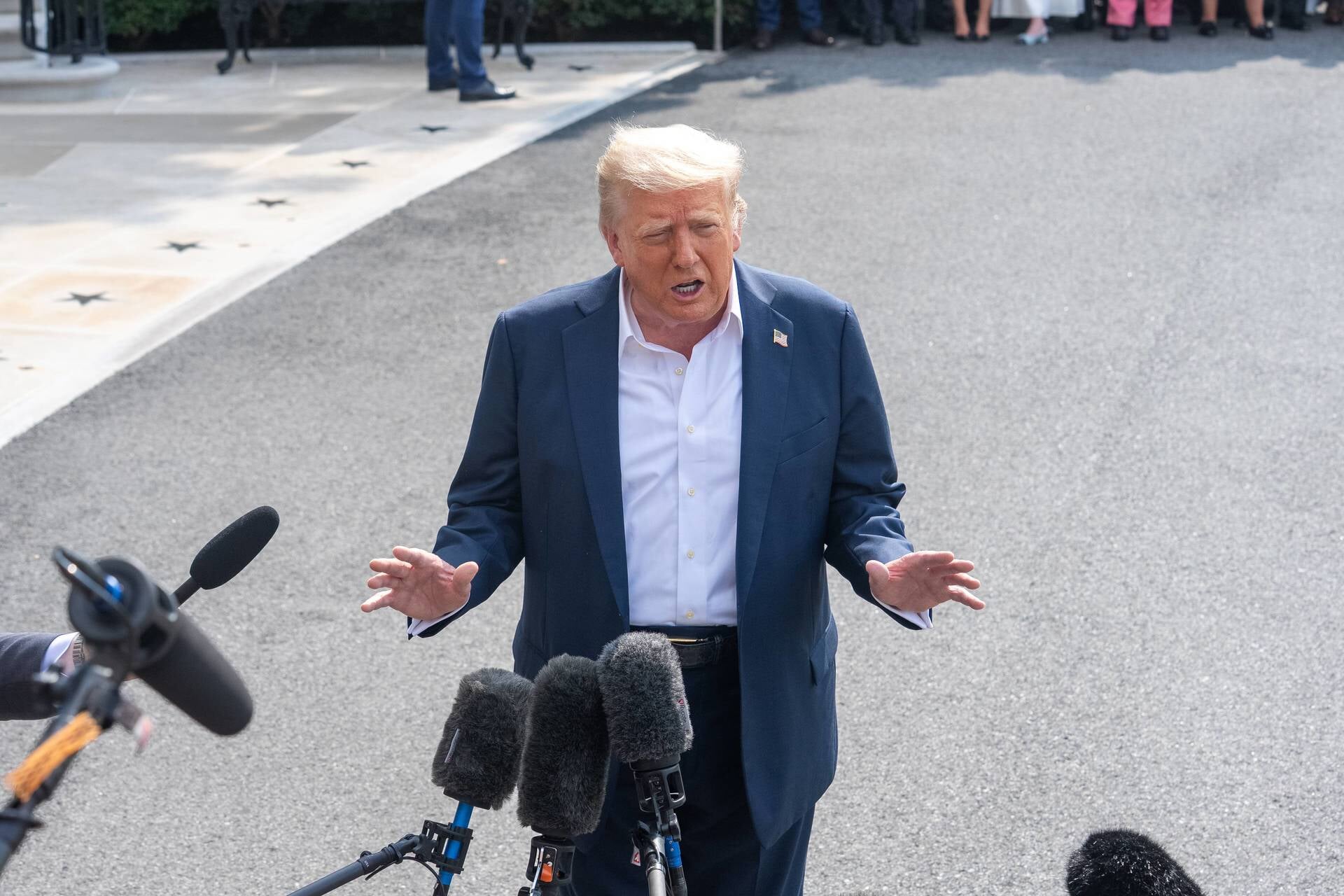 De Amerikaanse president Donald Trump staat de pers te woord vlakbij het Witte Huis.