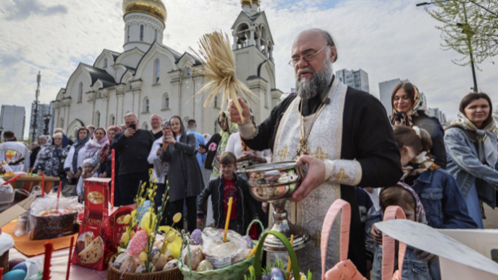 Een Russisch-Orthodoxe priester zegent voedsel bij een kerk in Moskou.