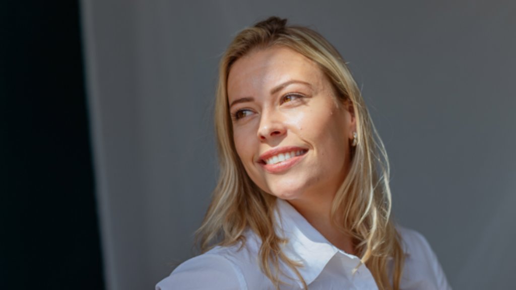 Jacky's schoonouders praten zo vaak over hun geloof dat ze er weleens gek van werd. Uiteindelijk komt ze tot geloof na een opmerking van haar schoonmoeder.