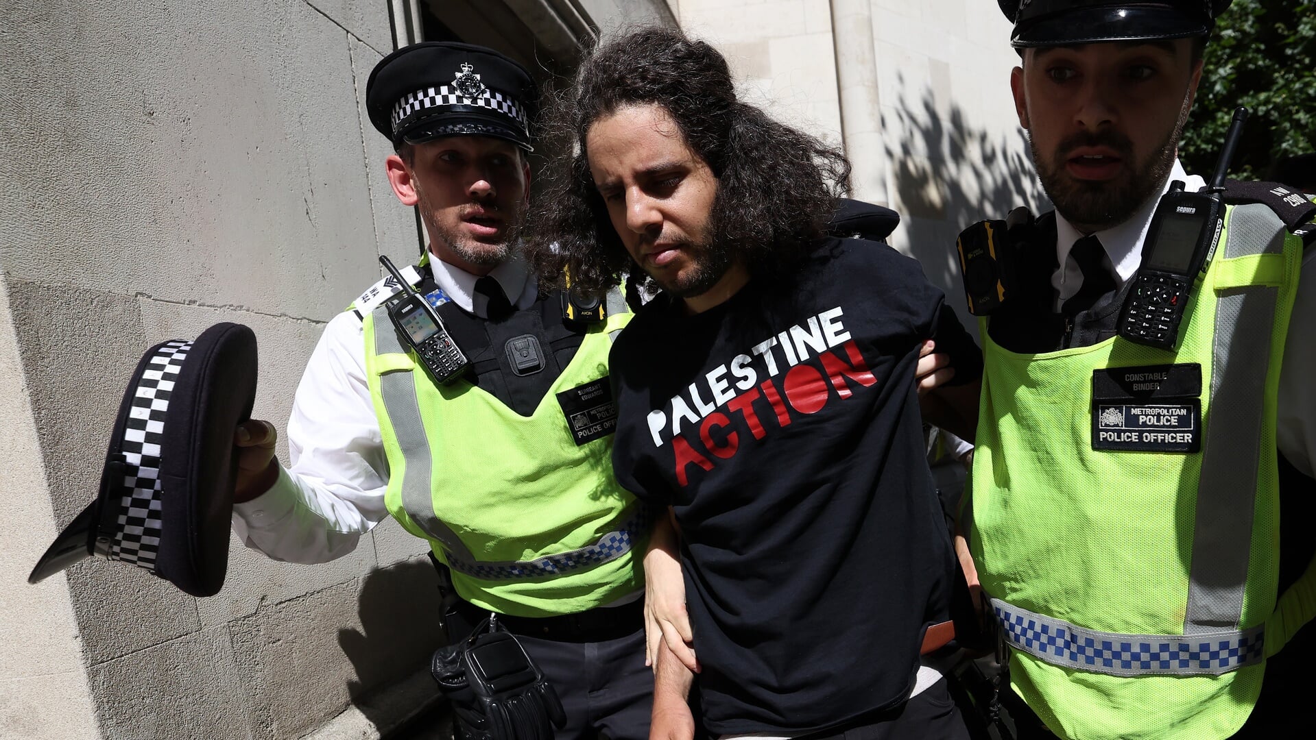 Politie in Londen arresteert een demonstrant van Palestine Action.