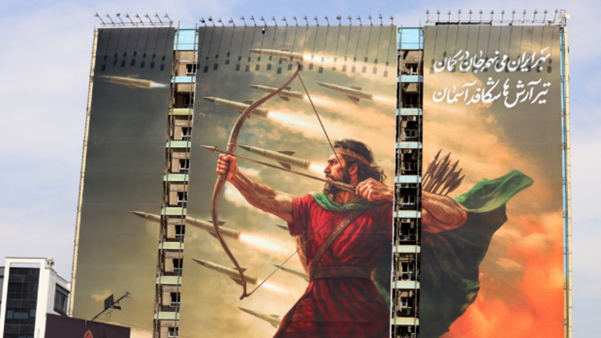 In Teheran hangt sinds kort een billboard met daarop de mythologische 'Arash de Boogschutter'.