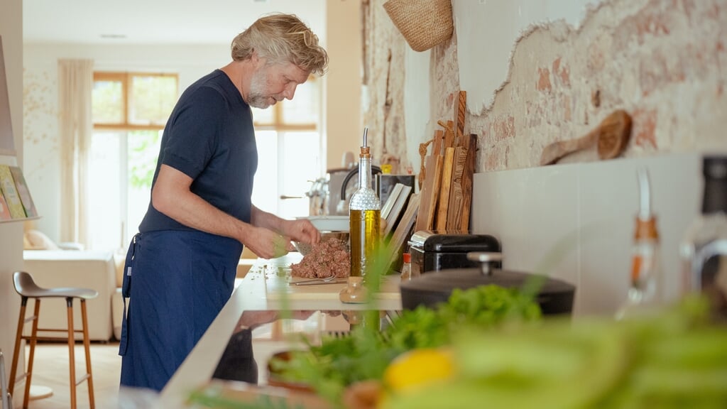 EO-directeur Arjan Lock: 'Het koken begint eigenlijk al op de markt. Zodra ik de boodschappen heb, laat ik vaak via de familie-app weten wat er gekookt wordt en dan zien we wel hoeveel kinderen aanschuiven.'