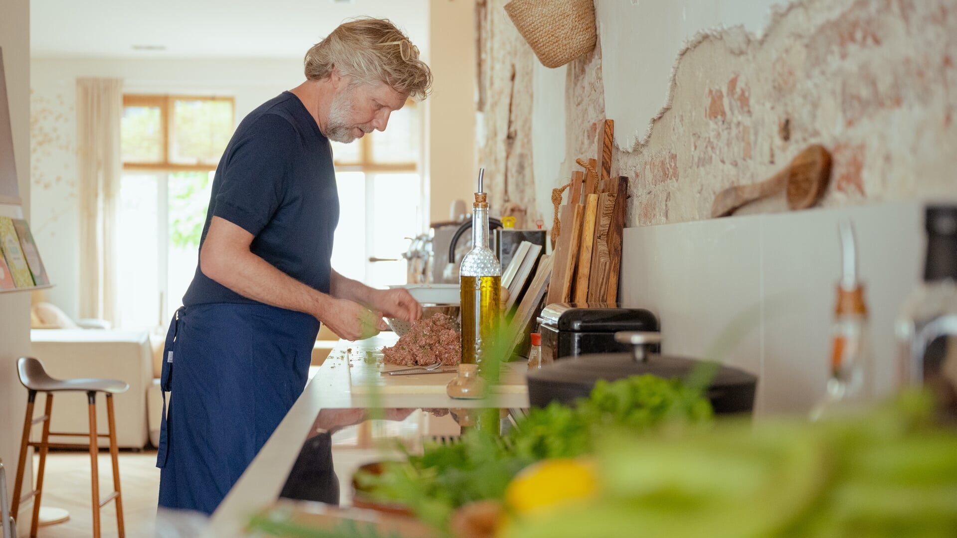  'Het koken begint eigenlijk al op de markt. Zodra ik de boodschappen heb, laat ik vaak via de familie-app weten wat er gekookt wordt en dan zien we wel hoeveel kinderen aanschuiven.'