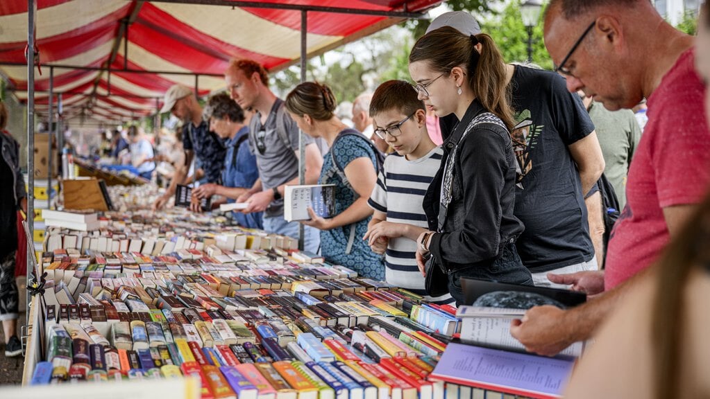 Bezoekers van de Deventer Boekenmarkt struinen door de vele boeken.