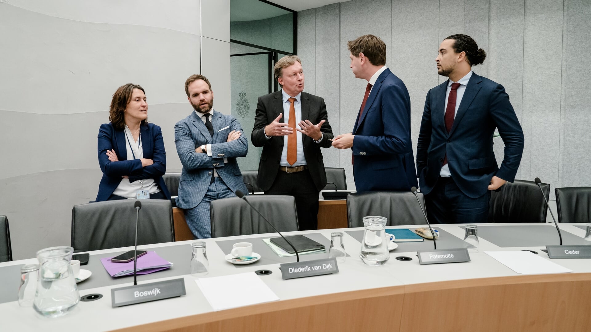 Kamerleden Kati Piri (GroenLinks-PvdA) (links), Diederik van Dijk (SGP) (midden) en Jan Paternotte (D66) (tweede van rechts) zijn om verschillende leden ontevreden met de sancties van het kabinet tegen Israël. 