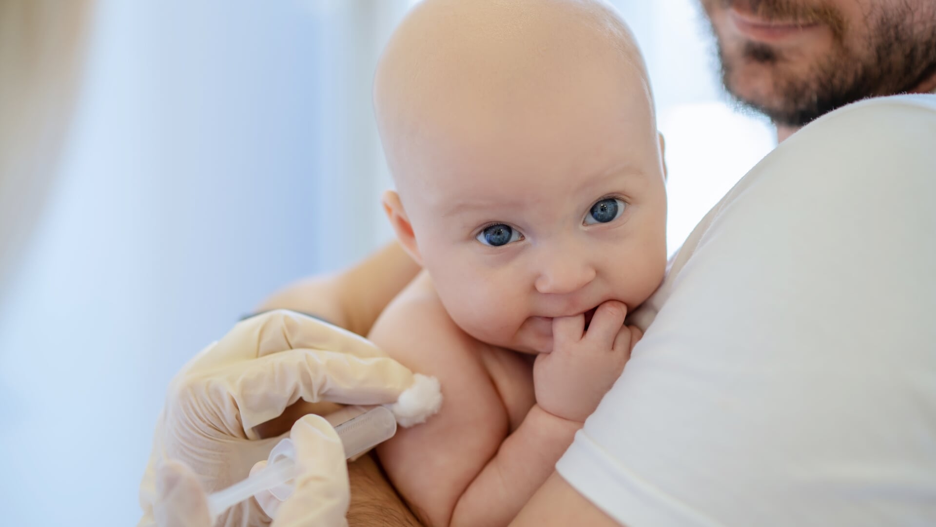 Met het advies om de vitamine voortaan als injectie te geven, gaat de Gezondheidsraad in tegen het argument van vooral kinderartsen. Die zijn bang dat de prik direct na geboorte afkeer voor vaccinaties bij ouders kan aanwakkeren.
