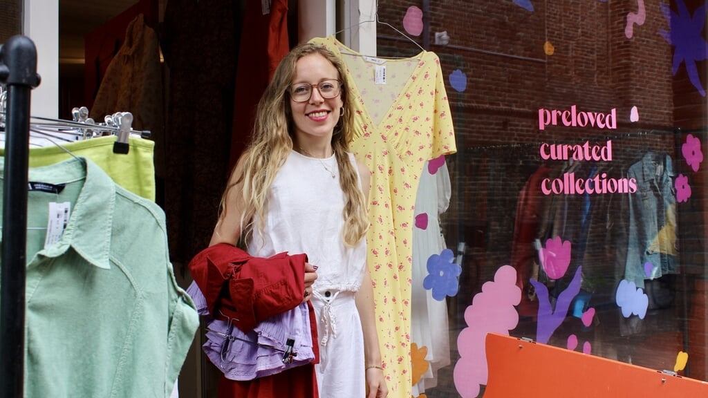 Iliana Holtland: 'Hopelijk is mijn winkel op een dag niet meer nodig. Dat klinkt misschien gek, maar het zou betekenen dat we zó bewust omgaan met kleding, dat er nauwelijks nog iets overblijft om in te brengen.'