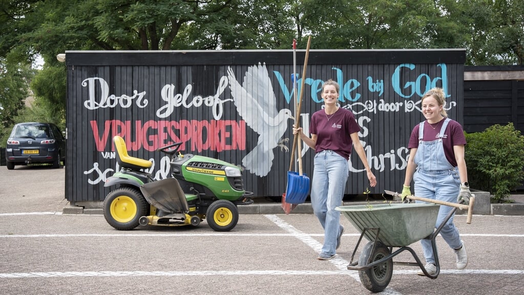 Marlize (links):  ‘Ik zie hier veel levend geloof, veel passie, en de Bijbel wordt helder uitgelegd.'