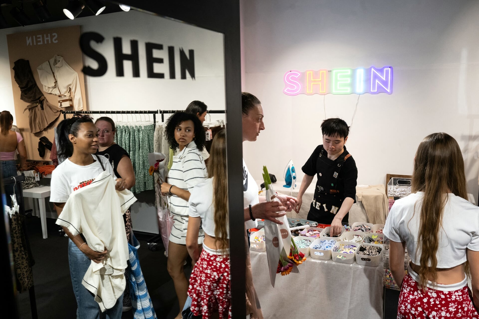Het Chinese online modebedrijf Shein staat bekend om zijn budgetprijzen en gebruik van polyester kleding.