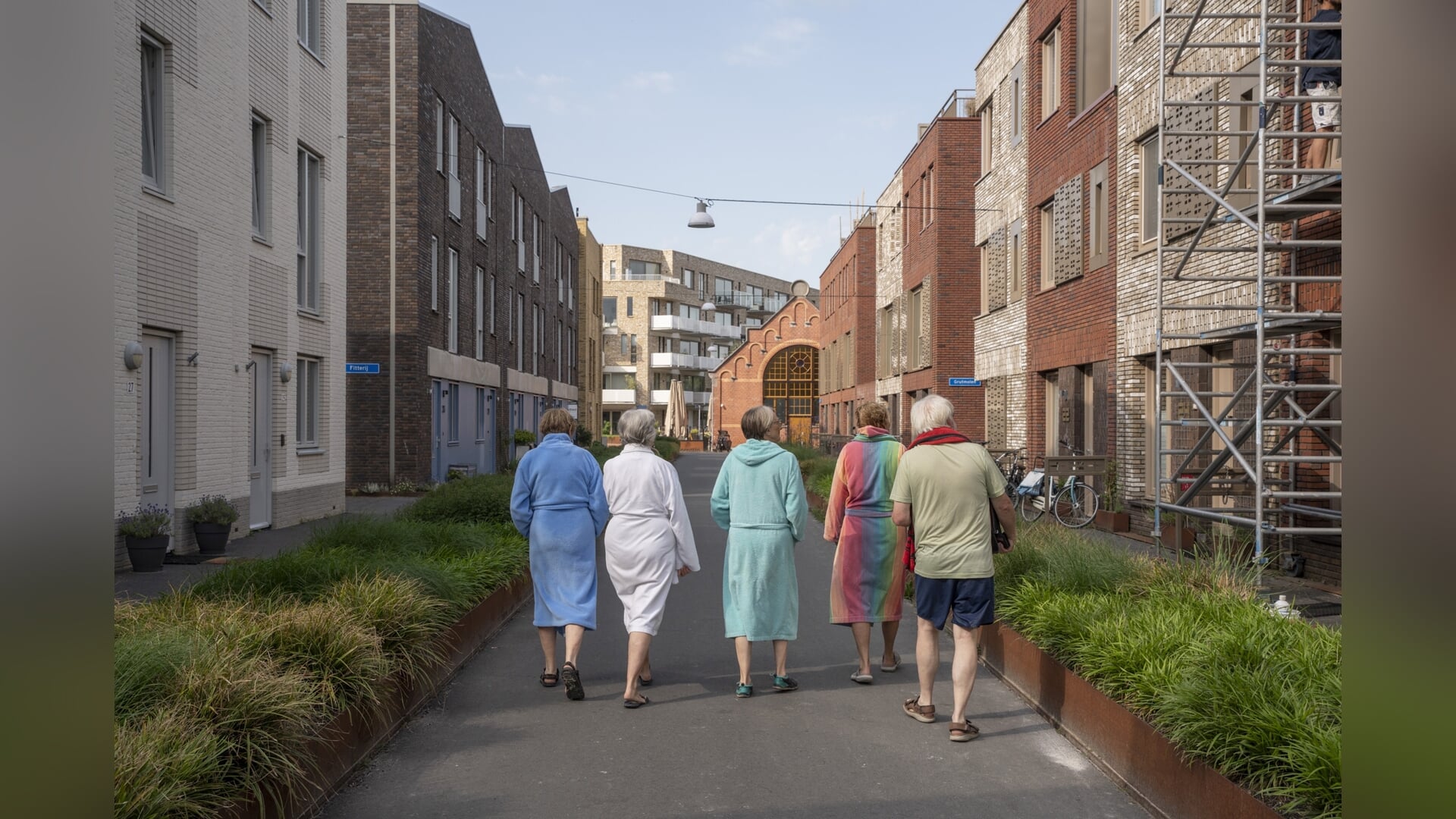 Bewoners van Ebbingehof in Groningen zetten koers naar het Oosterhamrikkanaal om gezamenlijk te zwemmen.