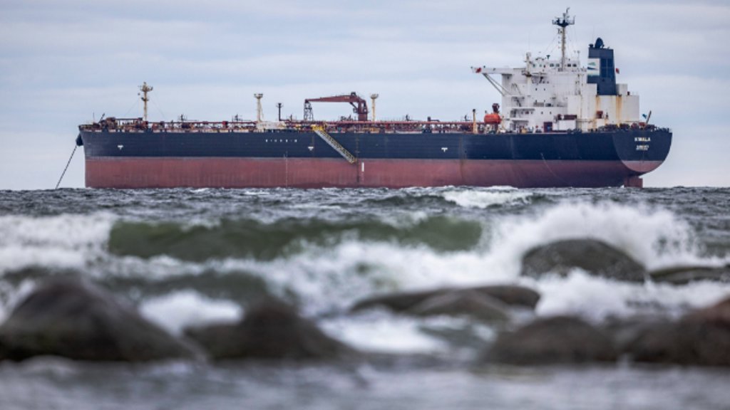 De marine van Estland wilde in mei een gesanctioneerde olietanker controleren die door de Estse territoriale wateren voer. Prompt kreeg het schip gezelschap van een Russische straaljager.