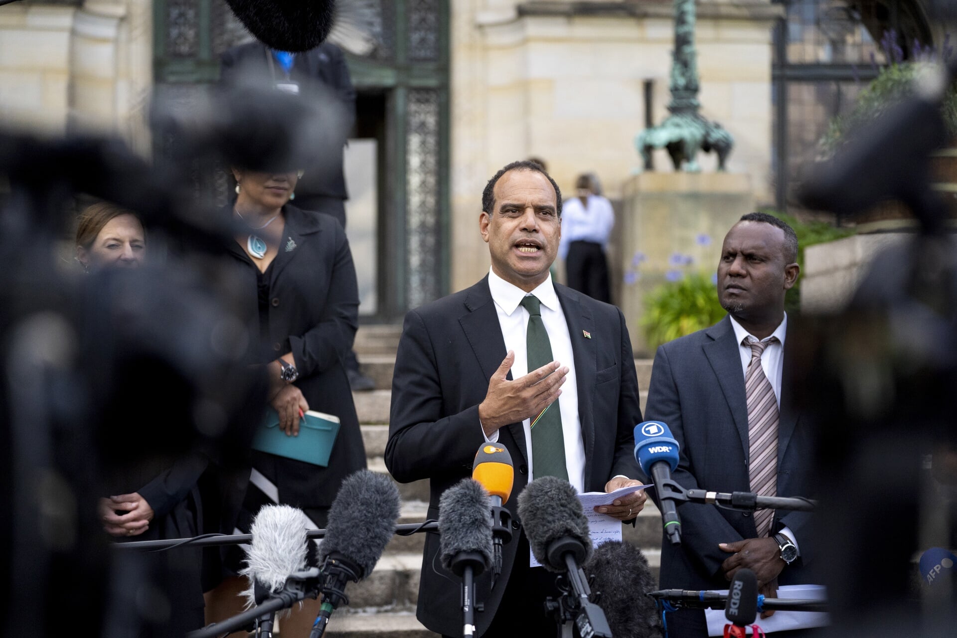  Ralph Regenvanu, minister van Klimaatverandering van Vanuatu, staat de pers te woord voor het Internationaal Gerechtshof na afloop van een uitspraak van een advies over de verplichtingen van landen om het klimaat te beschermen.