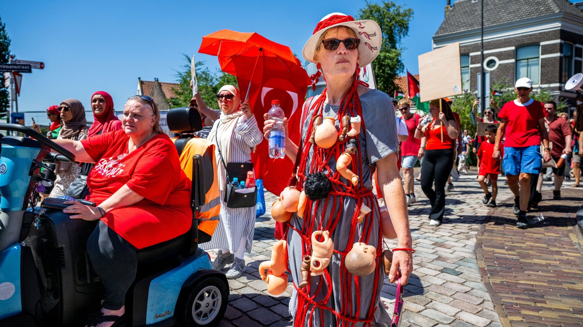 Demonstranten tijdens een Rode Lijn protestmars in Dordrecht. De deelnemers eisten dat de gemeenteraad zich uitspreekt tegen de mensenrechtenschendingen in Gaza.