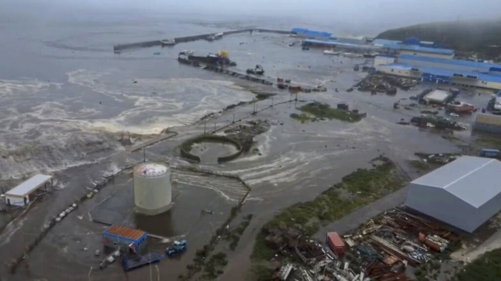 Op de Koerilen, een eilandengroep tussen Kamtsjatka en Japan, is het havenstadje Severo-Koerilsk overspoeld.