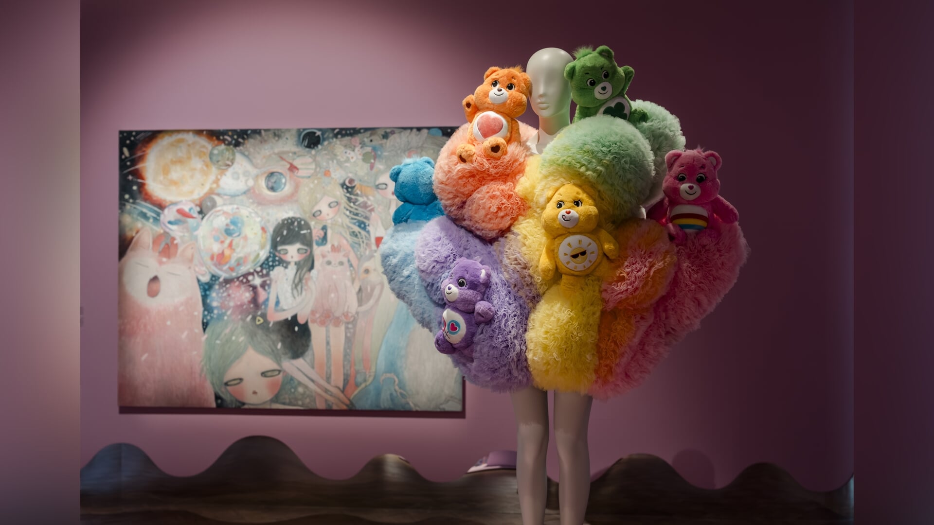 Ontwerper Jimmy Paul maakte de 'Multicolor Care Bears Dress'. Erachter is het werk van Aya Takano 'The Galaxy Inside' te zien. Ze vraagt met haar zachte werk aandacht voor klimaatverandering. 