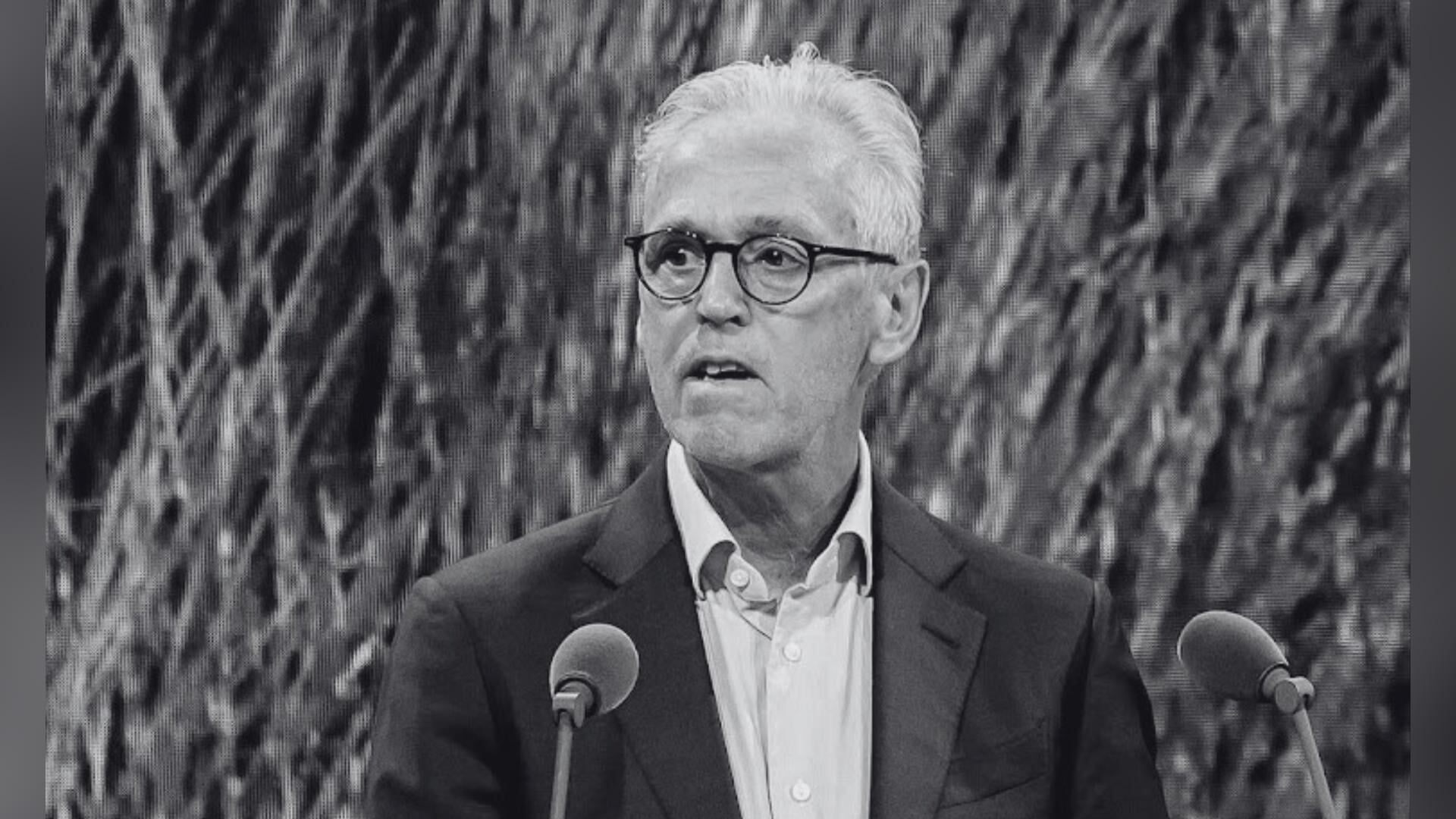  Sauer begon in 1992 met The Moscow Times, een krant die Russen en expats voorzag van onafhankelijk nieuws.