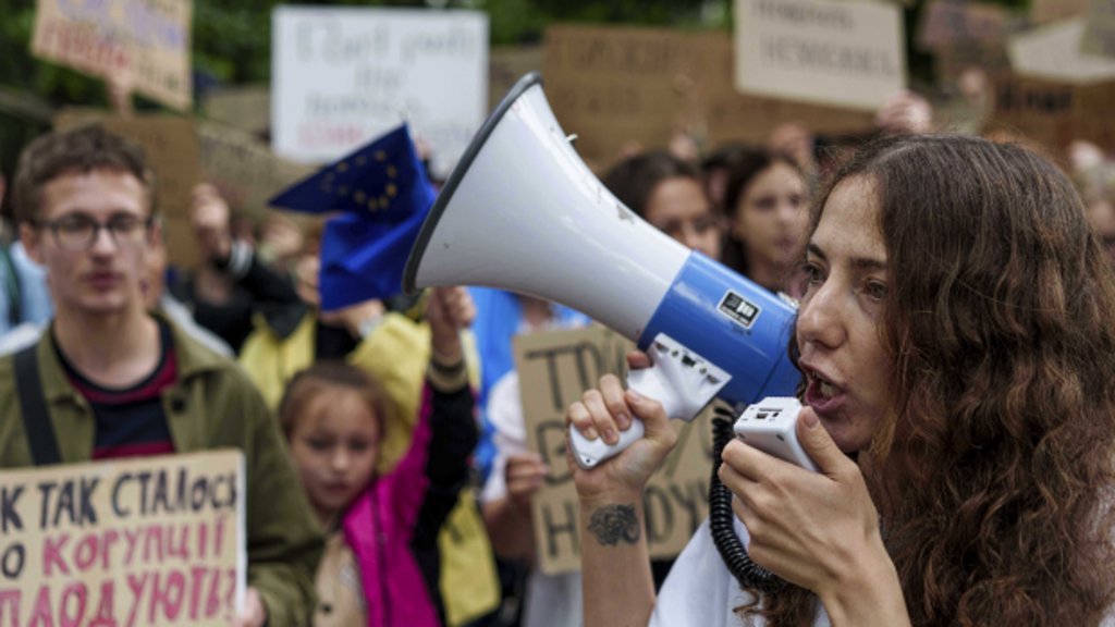 Oekraïners demonstreerden donderdag bij het parlement tegen de inperking van de onafhankelijkheid van de corruptiebestrijdingsdiensten.