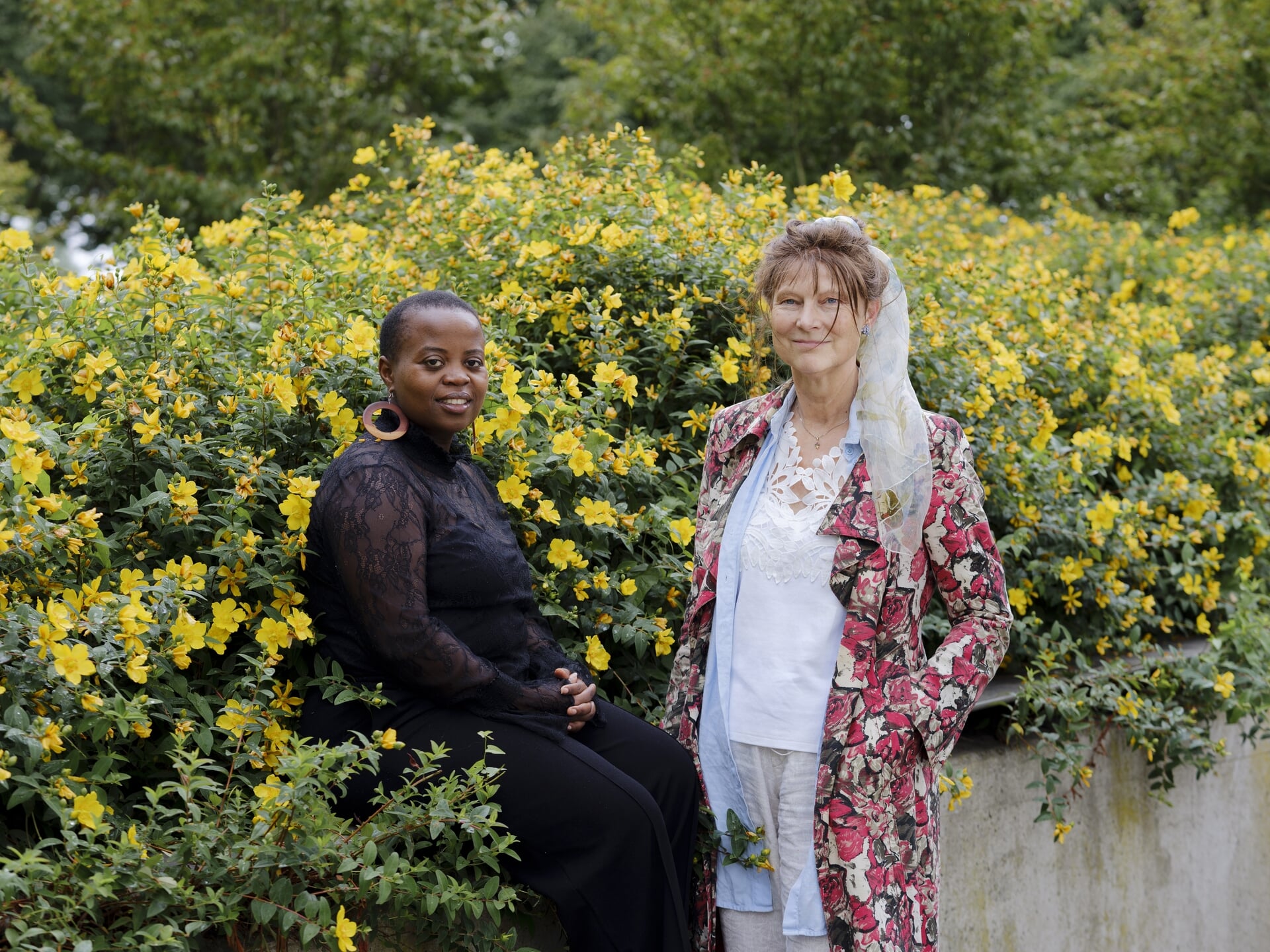 Sophie Kwizera (l) en Marjan Minnesma zien dat de verbinding zoek is tussen de energietransitie en grondstoffen daarvoor.